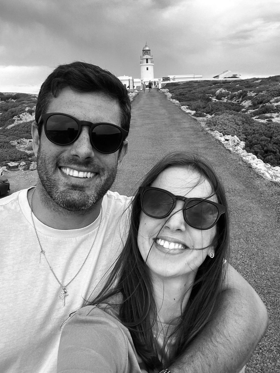 Xisco y Sara junto a un faro, en la funda del disco